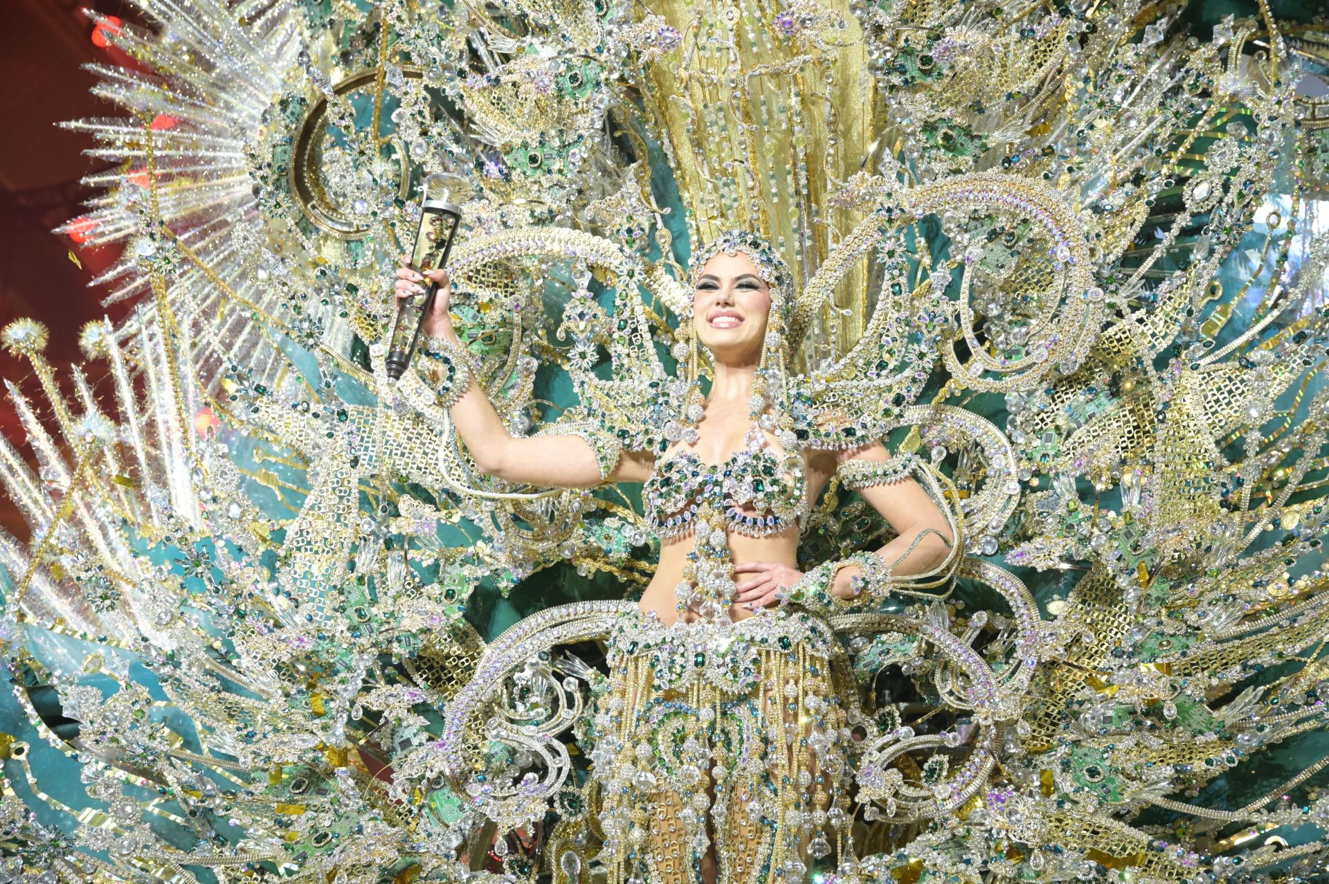 Elízabeth Ledesma Laker, con la fantasía «Conexión», diseñada por Alexis Santana, elegida Reina del Carnaval de Santa Cruz de Tenerife 2025