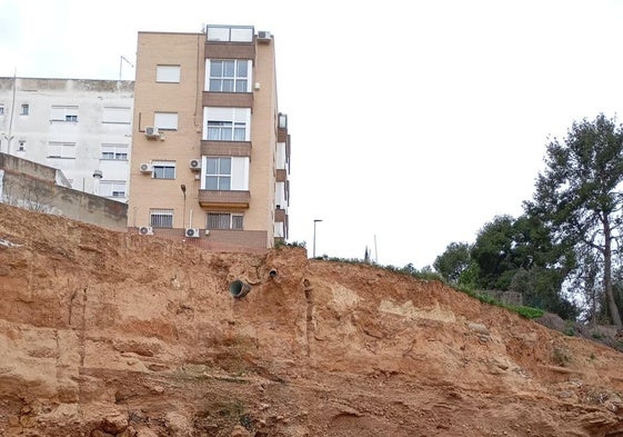 Edificio en Torrent junto a uno de los barrancos dañados por la dana.