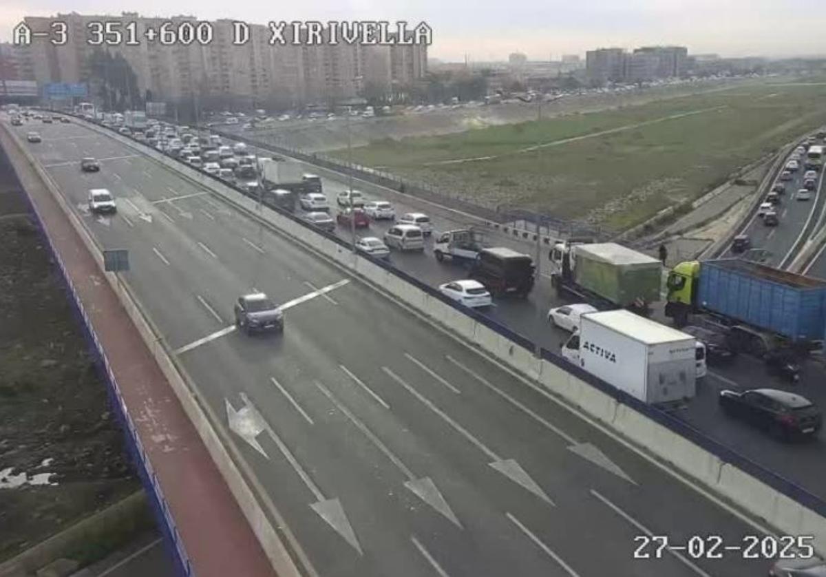 Atasco de entrada a Valencia por la A-3, este jueves, visto desde las cámaras de la Dirección General de Tráfico.