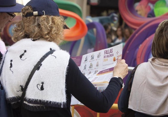 Una mujer observa un mapa de las fallas de Especial, en una imagen de archivo del pasado año.