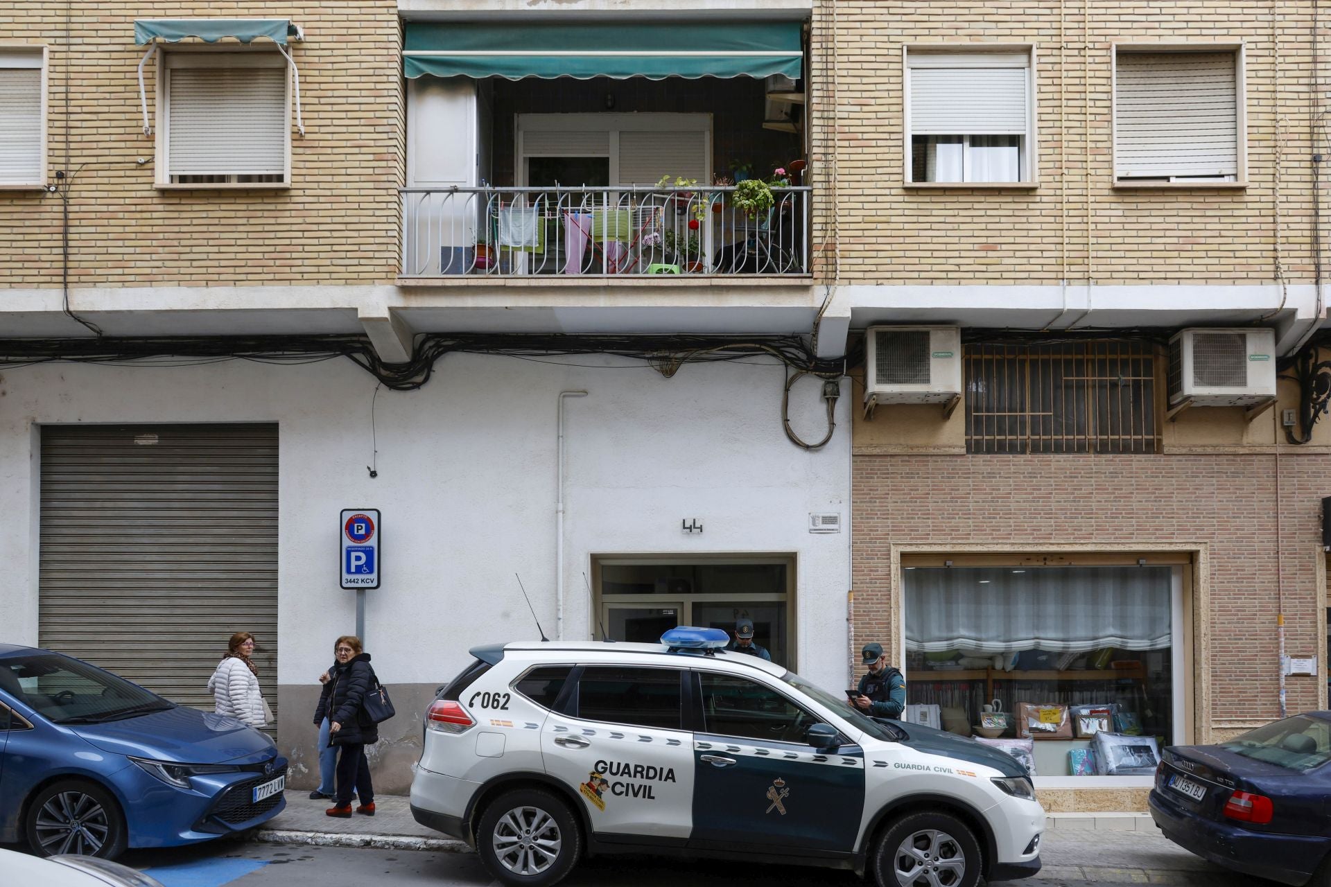 Trasladan al detenido por mandar amenazas de bomba en colegios de Valencia a su domicilio para la reconstrucción de los hechos