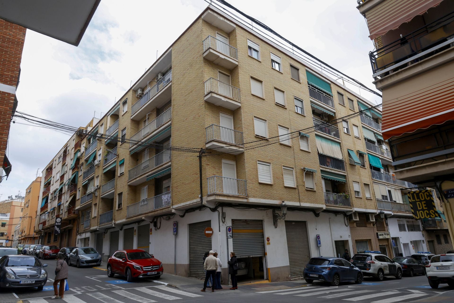 Trasladan al detenido por mandar amenazas de bomba en colegios de Valencia a su domicilio para la reconstrucción de los hechos