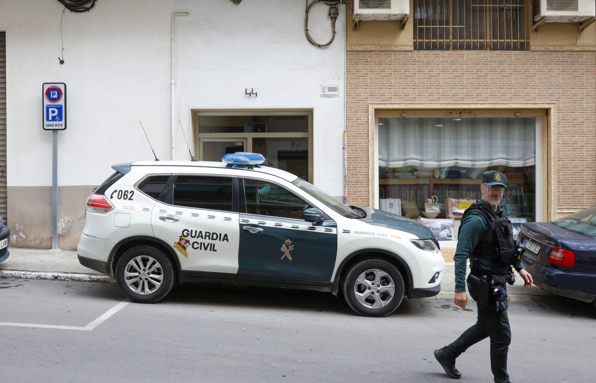 Trasladan al detenido por mandar amenazas de bomba en colegios de Valencia a su domicilio para la reconstrucción de los hechos