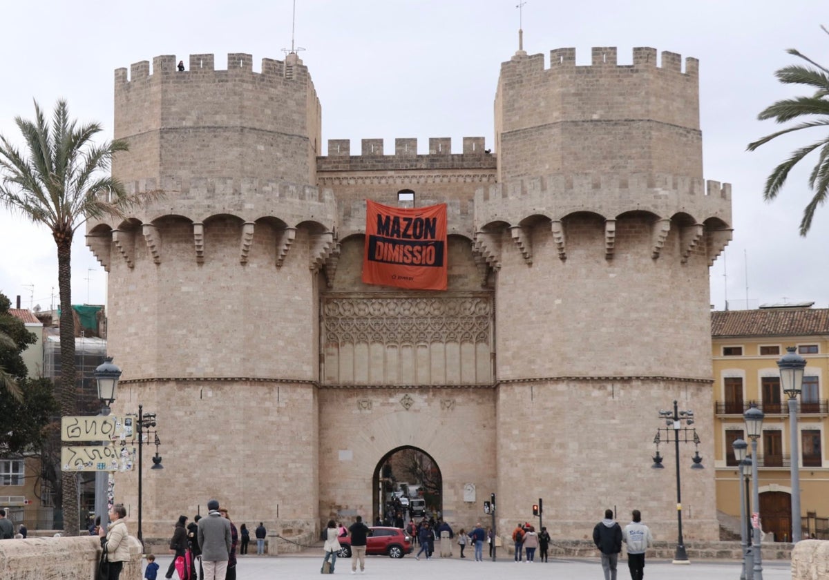 La pancarta, colgada en las torres, este viernes por la mañana.