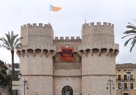 La pancarta, colgada en las torres, este viernes por la mañana.