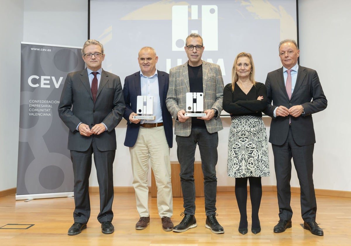 Los premiados, con los presidentes de la CEV y CEV Valencia.