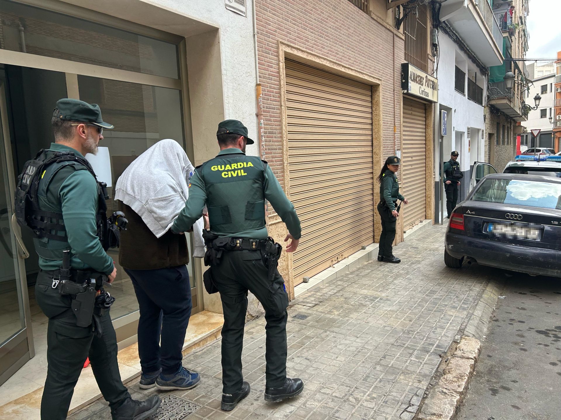 Trasladan al detenido por mandar amenazas de bomba en colegios de Valencia a su domicilio para la reconstrucción de los hechos