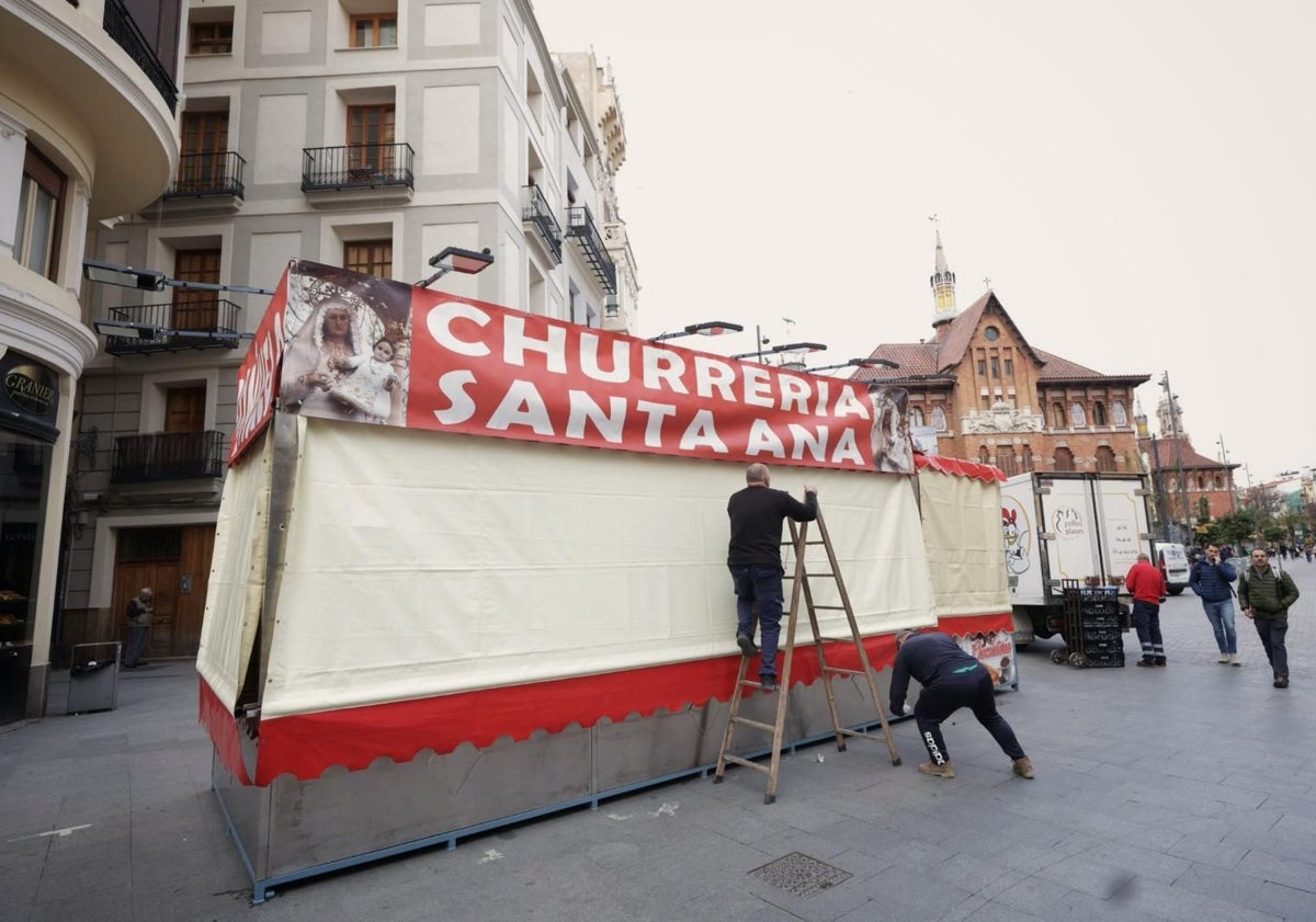 Imagen principal - Churrerías instaladas en el centro de Valencia.