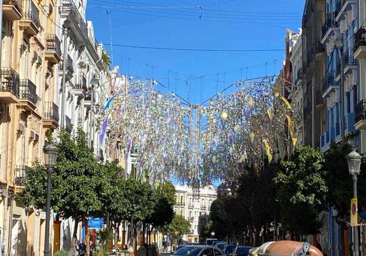 Montaje de las luces en Cuba-Puerto Rico, en Ruzafa