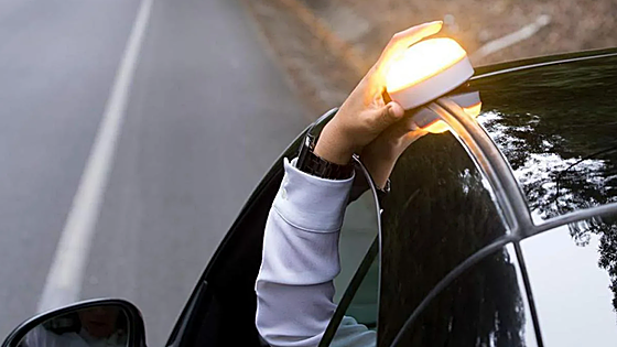 ¿Cuánto cuestan las luces de emergencia para el coche? Este es el precio de las V-16 homologadas por la DGT