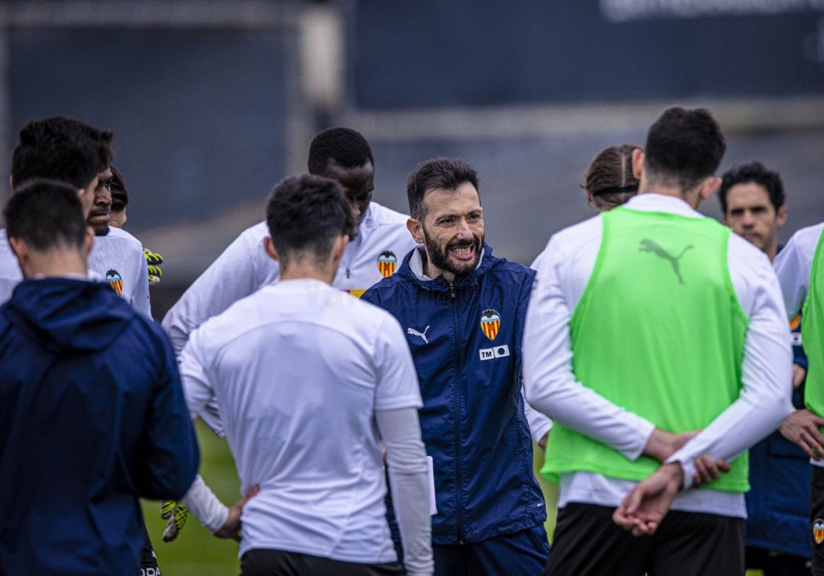 Corberán da instrucciones durante el entrenamiento de este viernes en Paterna.