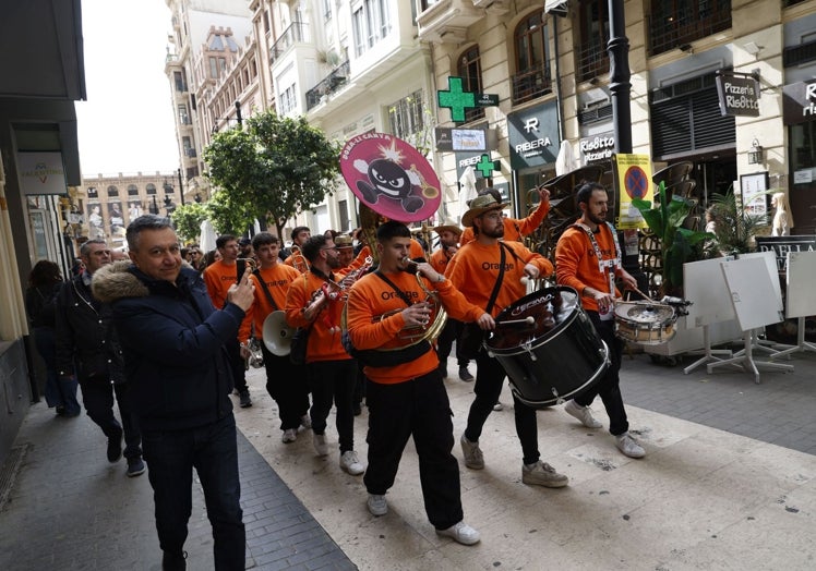 Una charanga por el centro de Valencia.