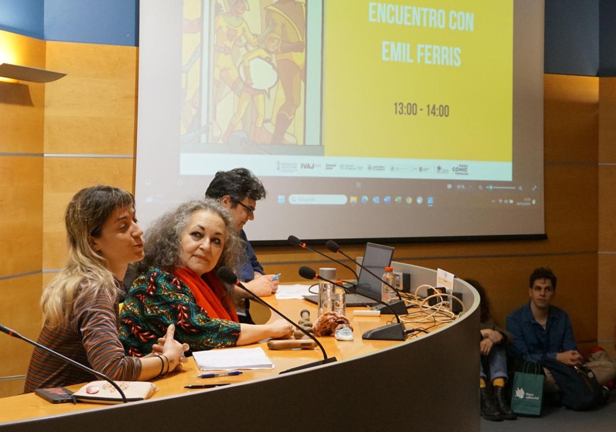 Emil Ferris junto a Marta, la traductora, y a Álvaro Pons, el moderador.