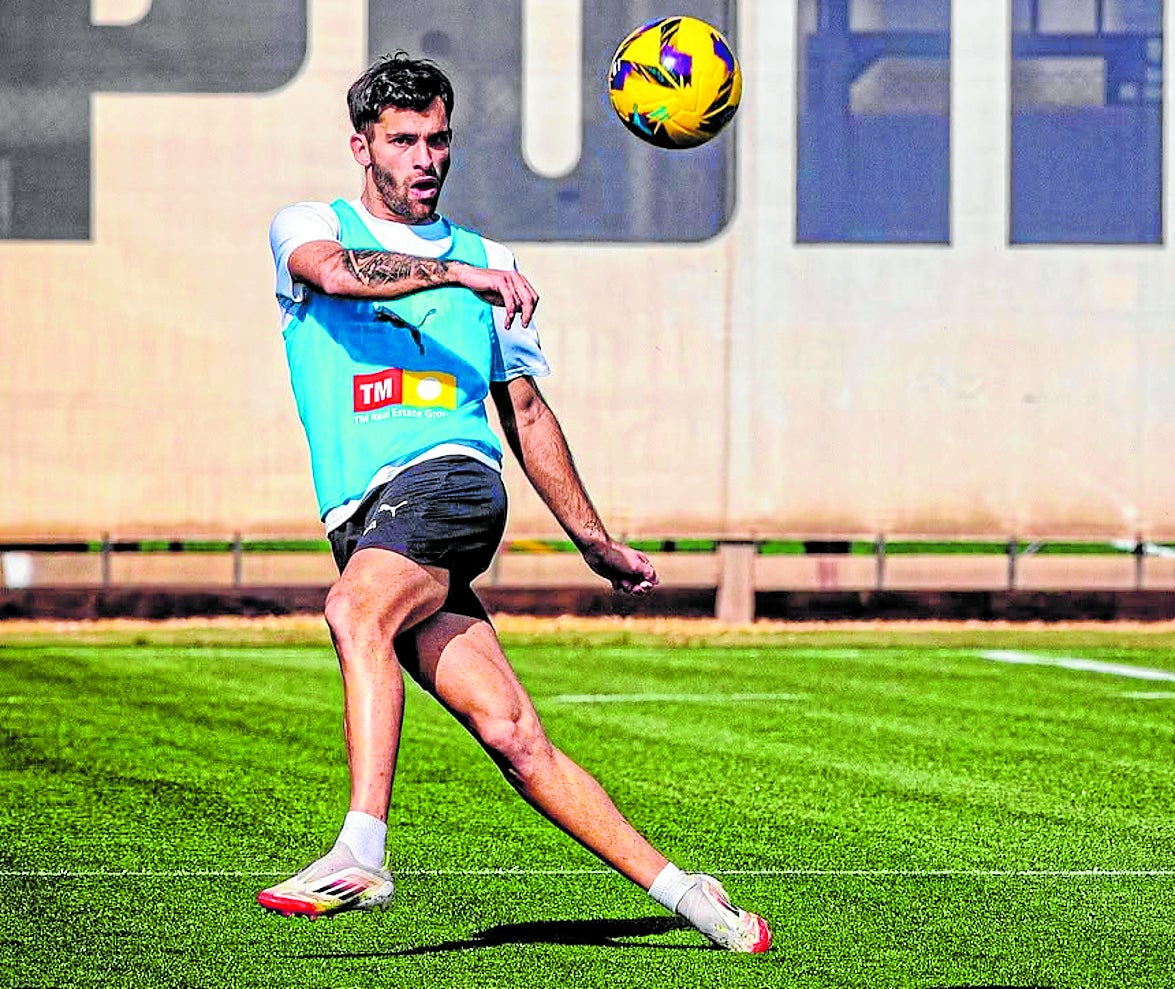 Hugo Duro, durante un entrenamiento en la Ciudad Deportiva de Paterna, en una imagen de archivo.