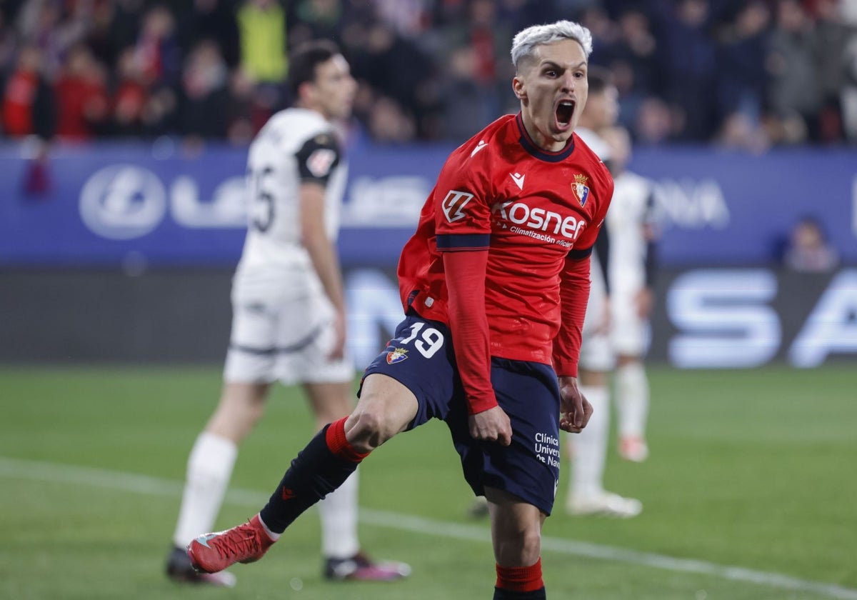 Bryan Zaragoza celebra uno de los goles de Osasuna