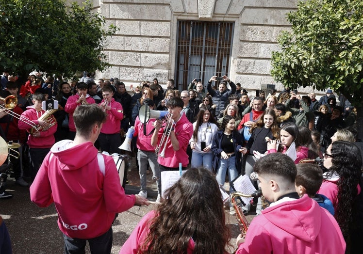 Una charanga anima la mascletà.