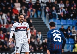 Vicente Iborra, controla el balón en una acción contra el Eldense.