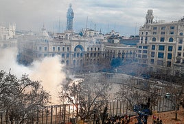 la plaza del Ayuntamiento durante la mascletà de Girorina.