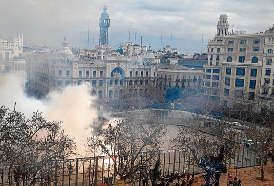 la plaza del Ayuntamiento durante la mascletà de Girorina.