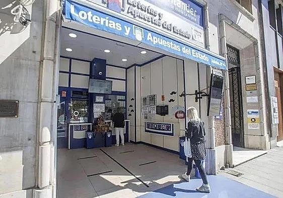 Un cliente en una administración de loterías y apuestas. Imagen de archivo.