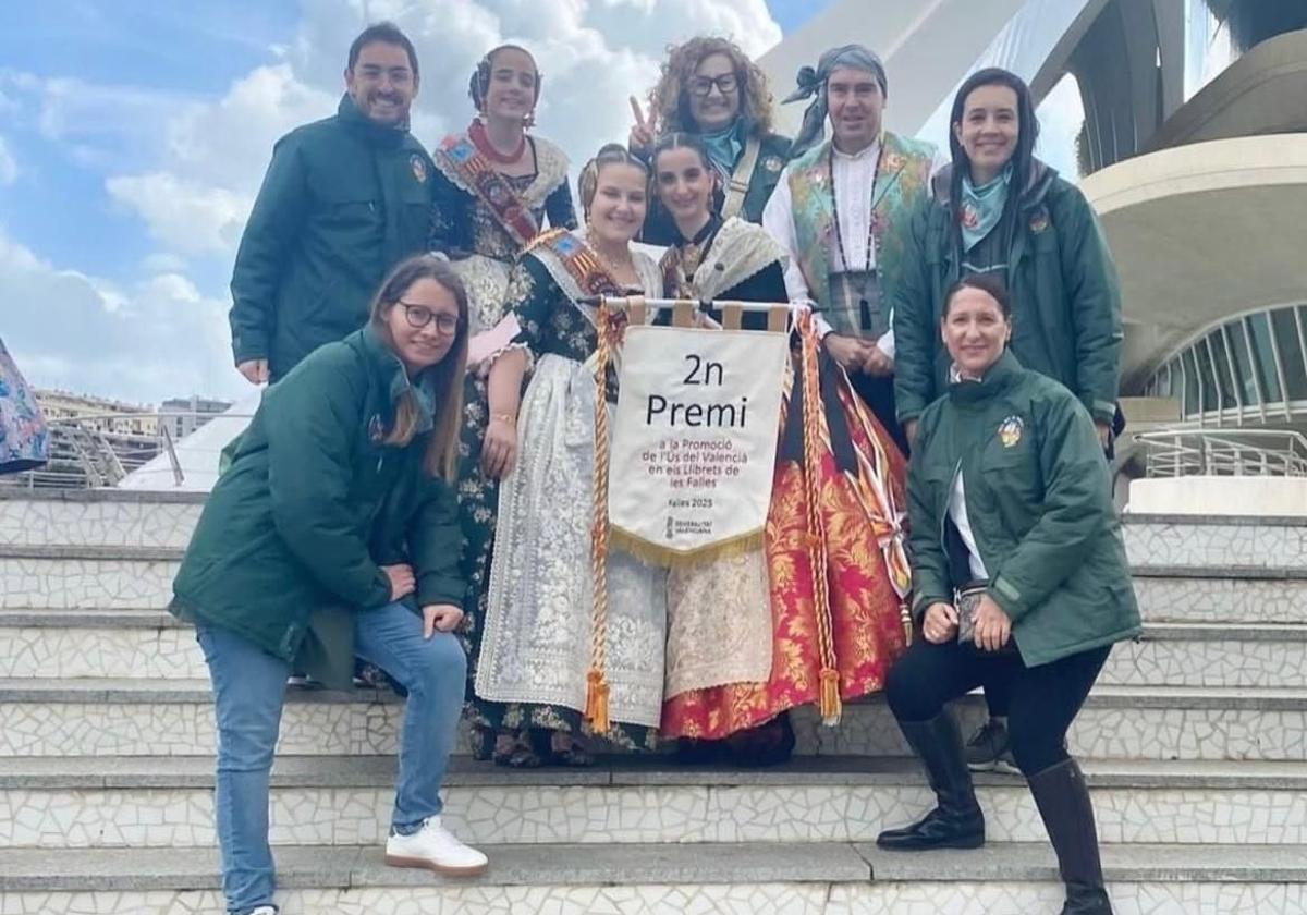 Falleros de la comisión Falla Roís de Corella de Gandia con el segundo mejor premio de la Comunitat Valenciana.