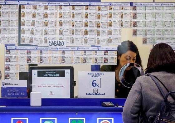 Venta de lotería en una admisnistración.