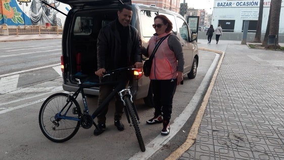 Entrega de bicicleta en el Raval.