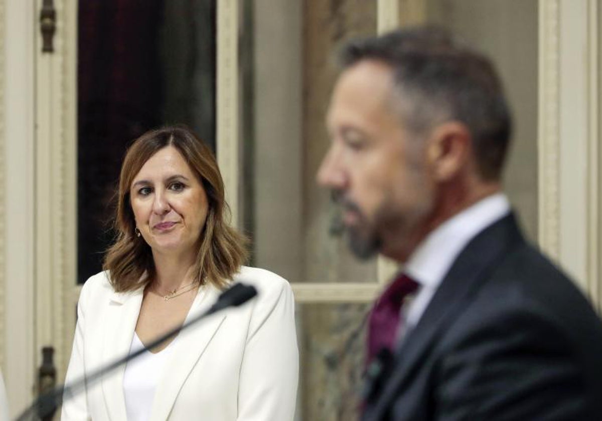 Catalá observa a Badenas, durante el acto de presentación del acuerdo de gobierno en el Consistorio en 2023.
