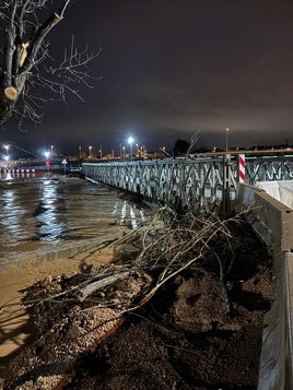 Puente sobre el ío Turia anla crecida del caudal.