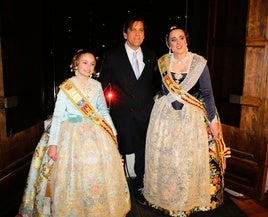 El alcalde con las falleras mayores de Alzira.