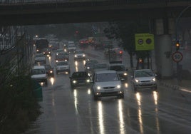 Atasco de coches en una de las principales salidas de Valencia por las lluvias.