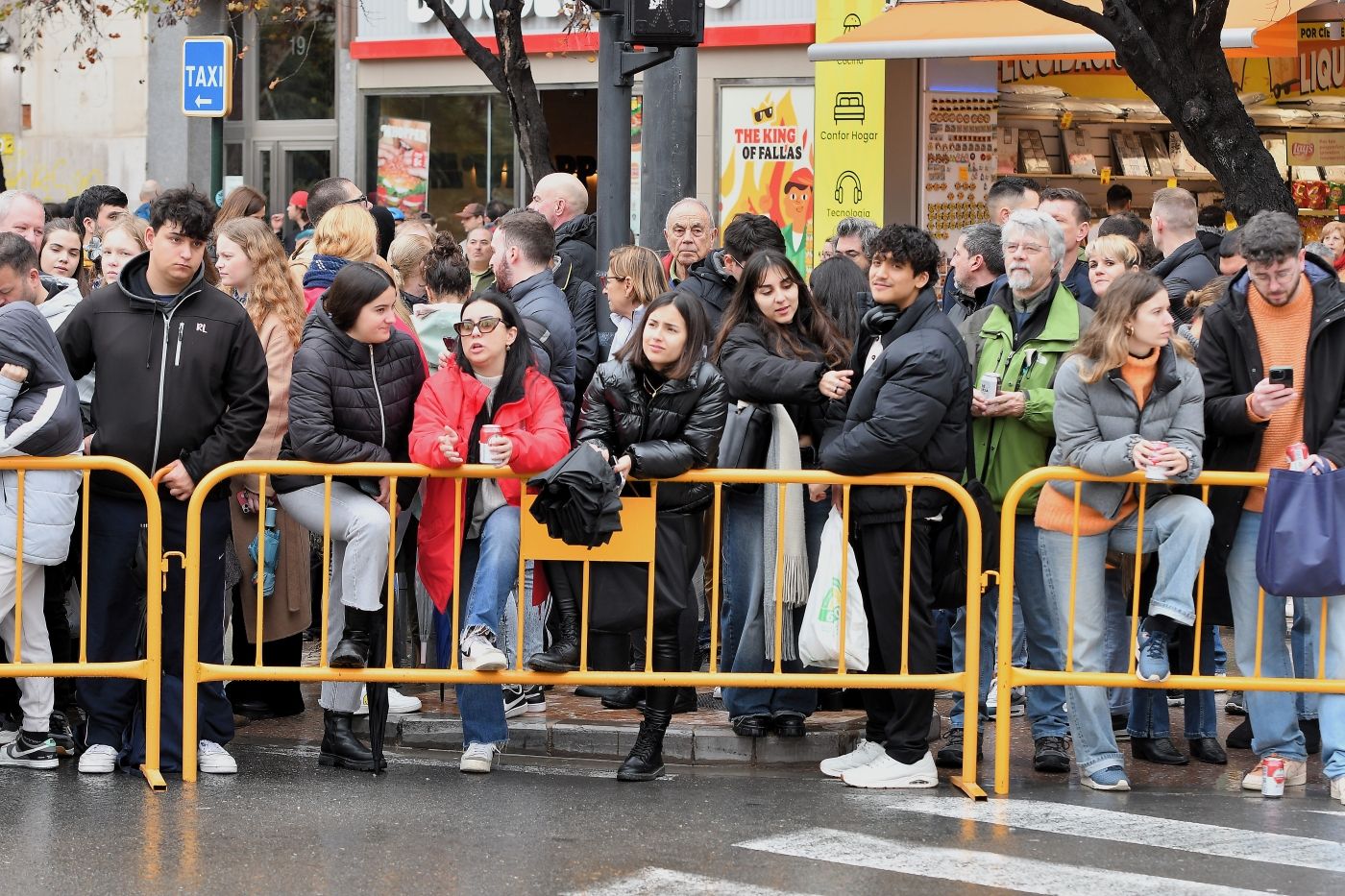 FOTOS | Búscate en la mascletà del lunes 3 de marzo