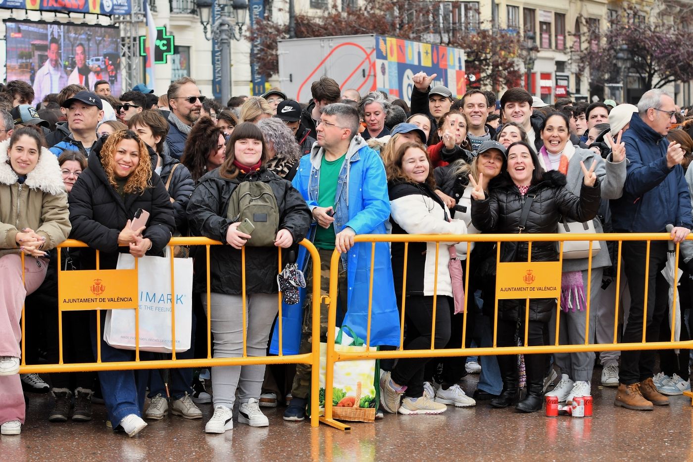 FOTOS | Búscate en la mascletà del lunes 3 de marzo