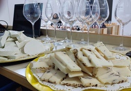 Queso fresco y madurado con trufa.