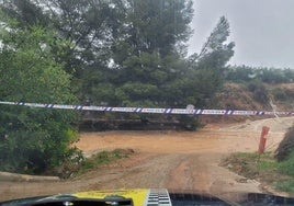 Una de las calzadas cortadas por la lluvia este lunes en Pedralba.