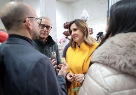 La alcaldesa durante su visita a la Ciudad Fallera.