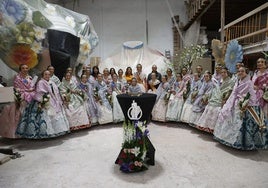 Visita de la alcaldesa de Valencia, María José Catalá, y de Berta y Lucía y sus cortes, a la Ciudad del Artista Fallero.