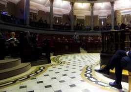 Un funcionario del Ayuntamiento en el salón de plenos.