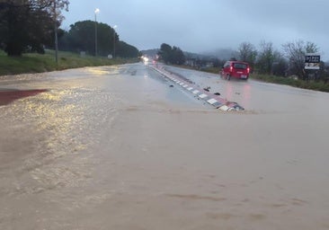 La lluvia deja inundaciones en el polígono de Chiva y complica la circulación en 15 carreteras dañadas por la dana