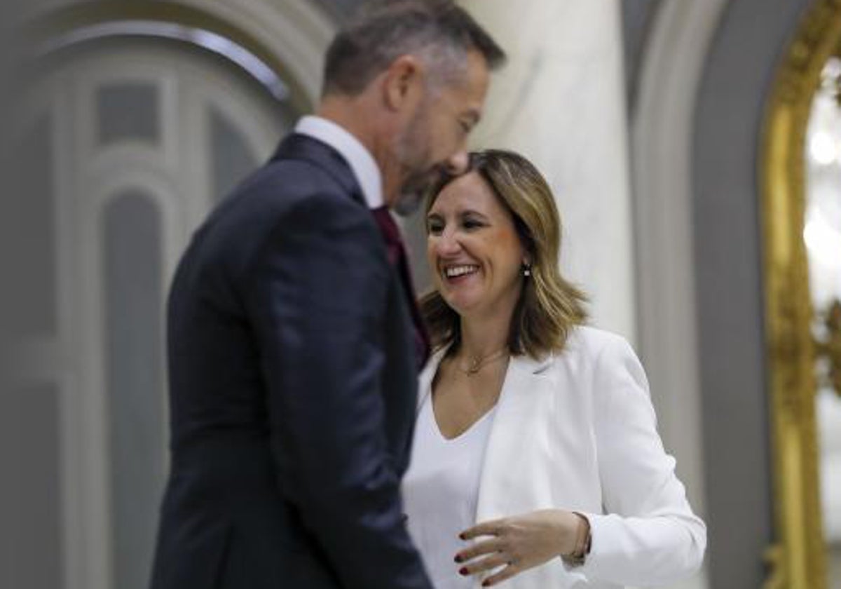 Catalá y Badenas se cruzan durante la presentación del acuerdo de gobierno, en una imagen de archivo.