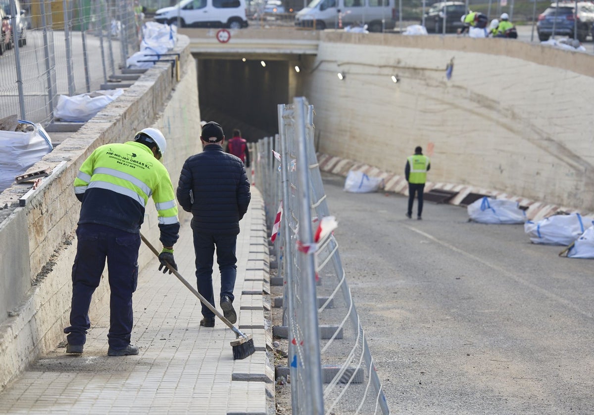 Un empleado de la obra trabaja en un paso a nivel de Alfafar.