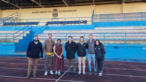 Representantes del Ayuntamiento de Guadassuar junto a miembros de NB Ibera, NB Foundation y Maratón Valencia Trinidad Alfonso Zurich.