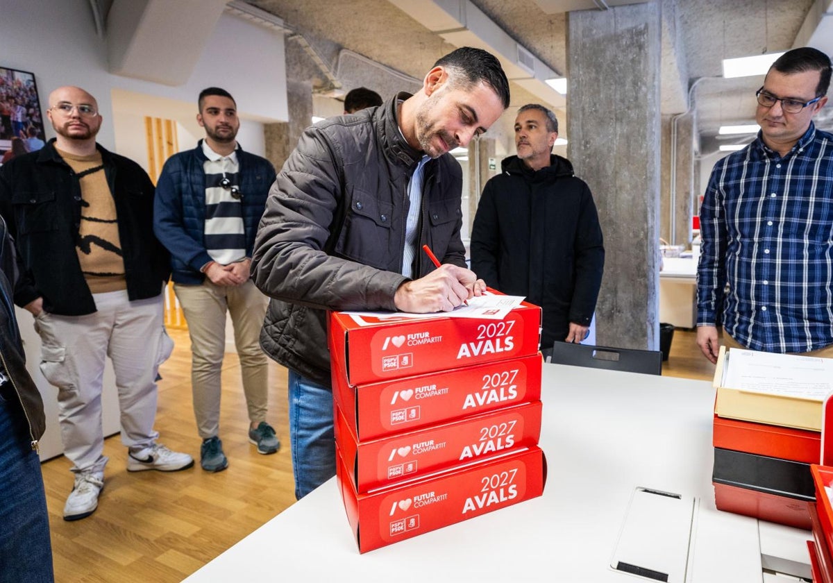 Bielsa, presenta sus avales en la sede del PSPV.