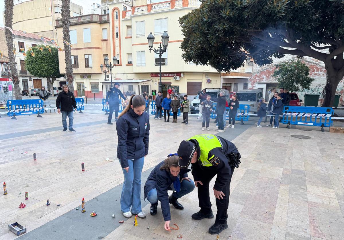 Un agente enseña cómo encender un petardo.