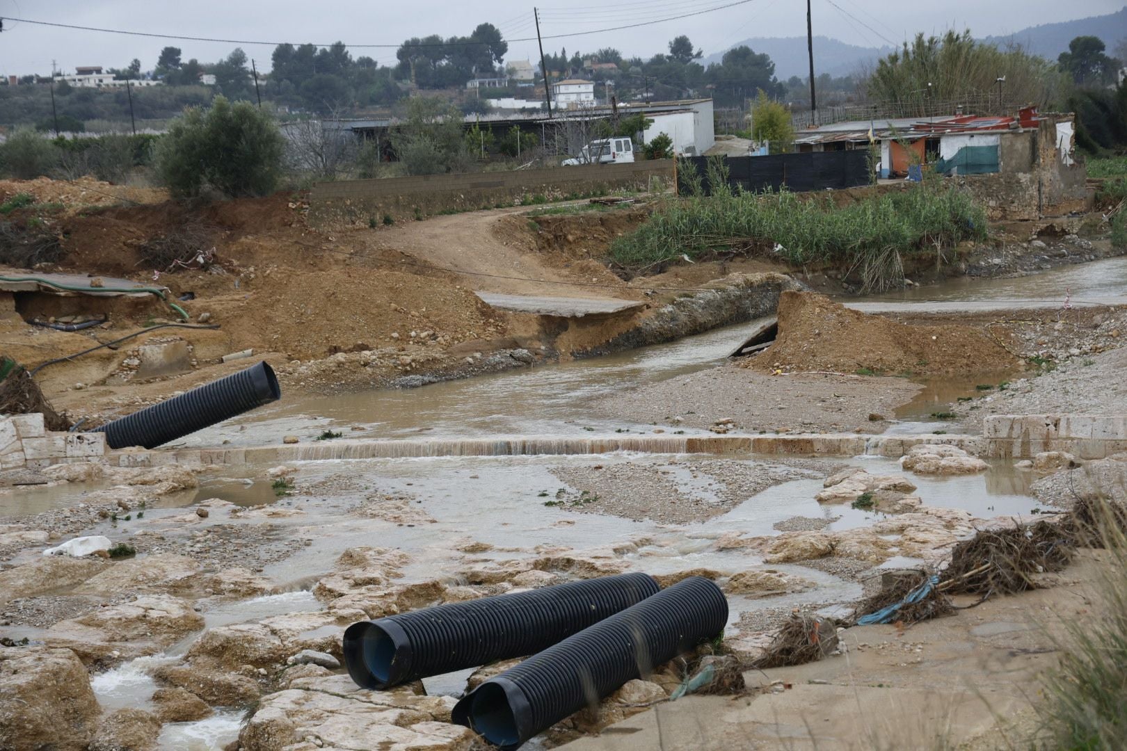 Las lluvias en Cheste dejan caminos anegados.