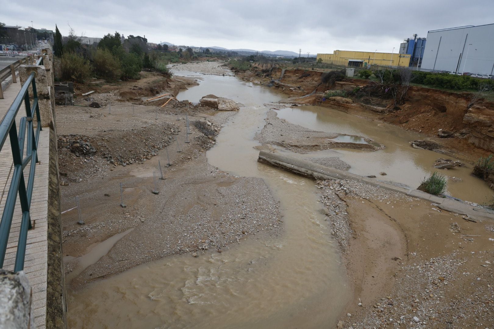 Las lluvias en Cheste dejan caminos anegados.