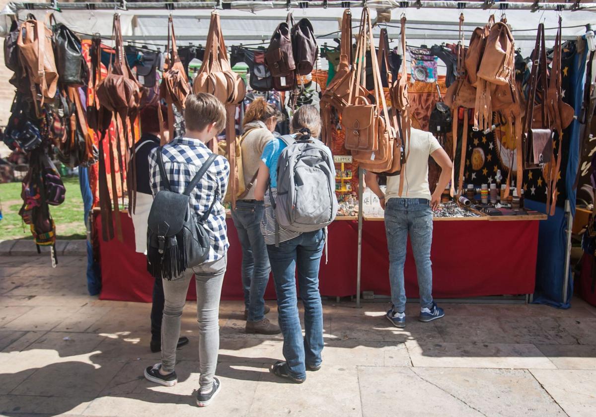 Visitantes observan el mercadillo fallero, imagen de archivo.