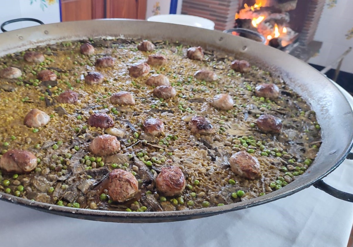 Paella con verduras de invierno y figatells.