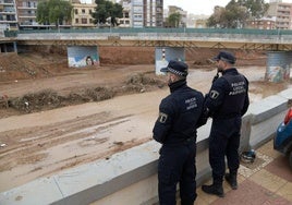 Dos policías locales del Ayuntamiento de Paiporta, junto al barranco del Poyo.