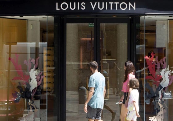 Fachada de la tienda Louis Vuitton en Poeta Querol en agosto de 2022, antes de cerrar sus puertas y abandonar la ciudad.